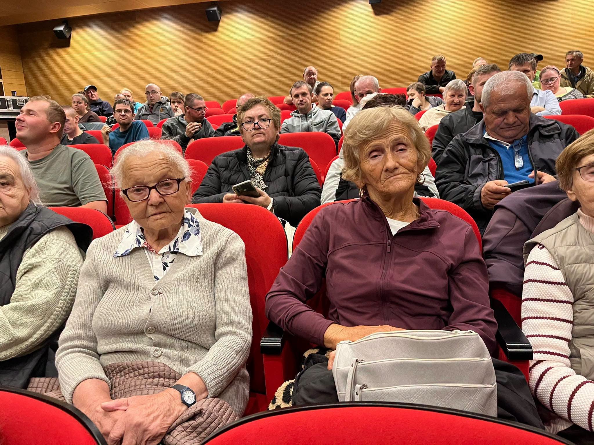 Zdjęcie- kino 2 Na zdjęciu znjaduje się grupa uczestników w kinie w Lesku.