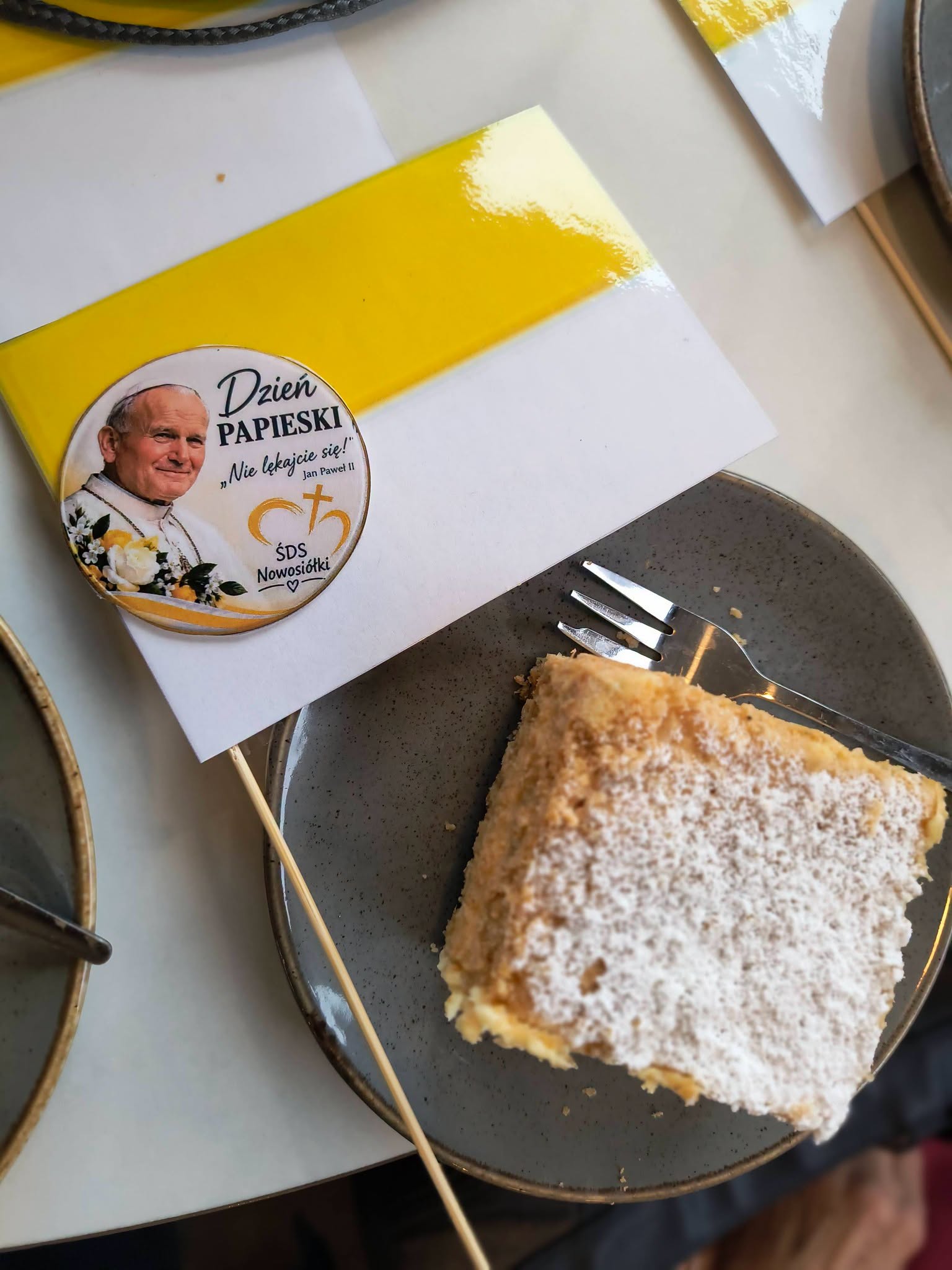 Zdjęcie- Dzień Papieski Na zdjęci znajduje się kremówka papieska.