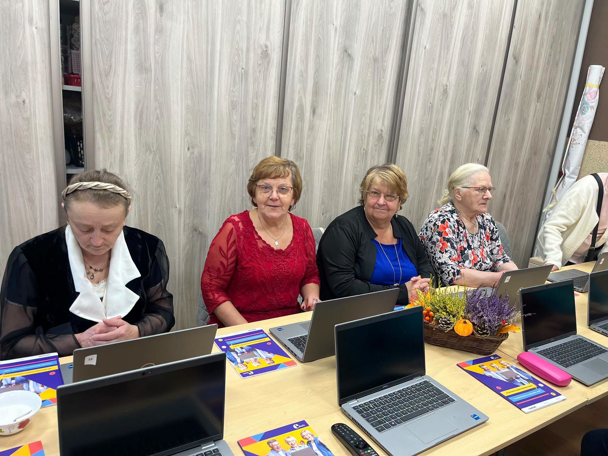 Na zdjęciu znajduje się grupa osób biorąca udział w szkoleniu.