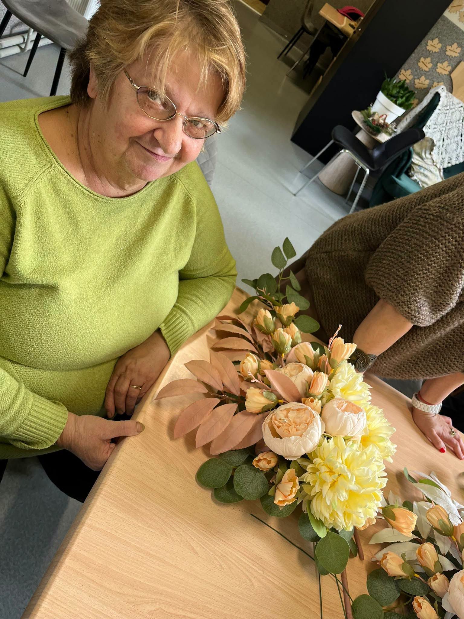 Zdjęcie- warsztaty Uczestniczka ze zrobionym stroikiem.