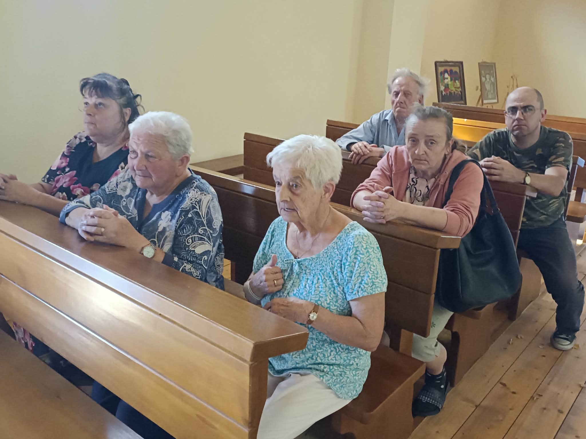 Na zdjęciu są modlący się Uczestnicy w cerkwi w Żernicy.
