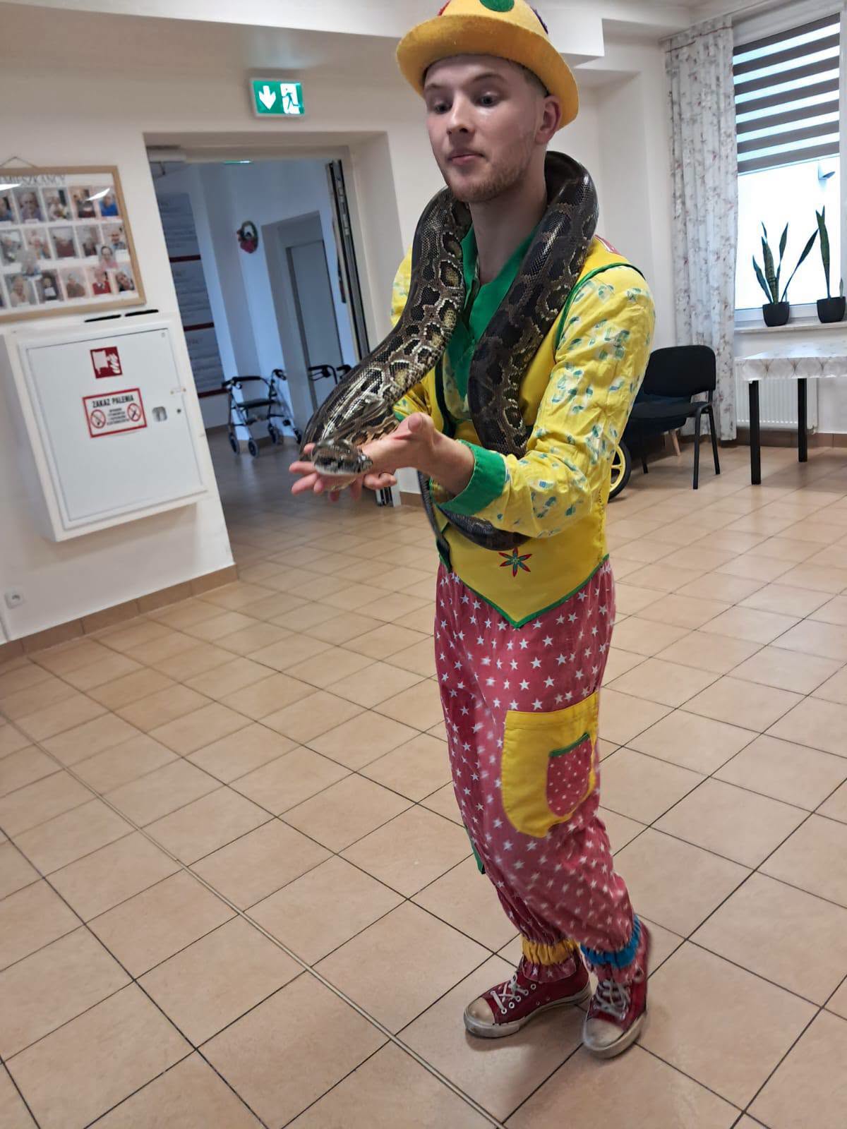 Na zdjęciu znajduje się Pan, który trzyma węża.