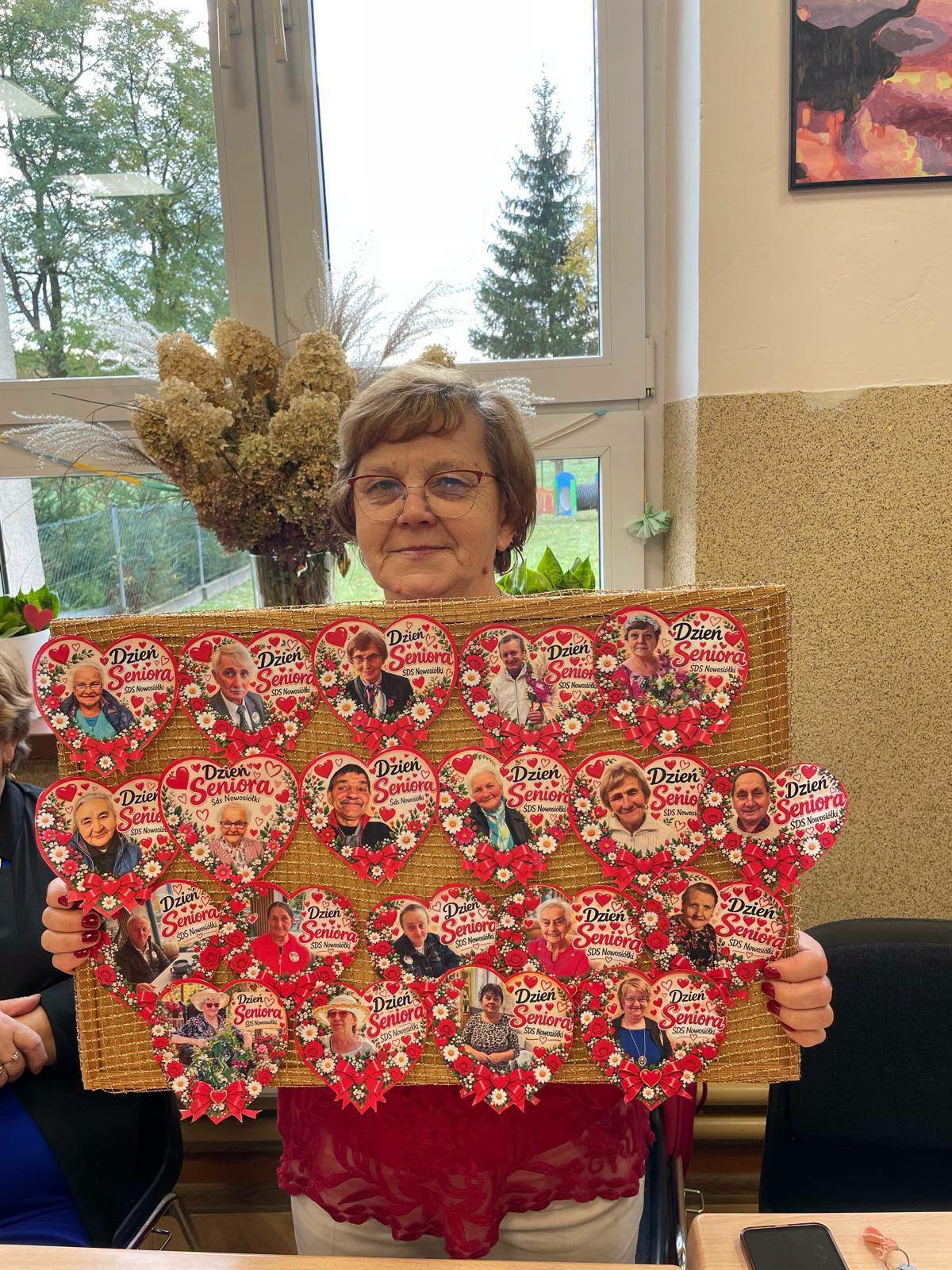 Na zdjęciu znajduje się uczestniczka z dekoracją