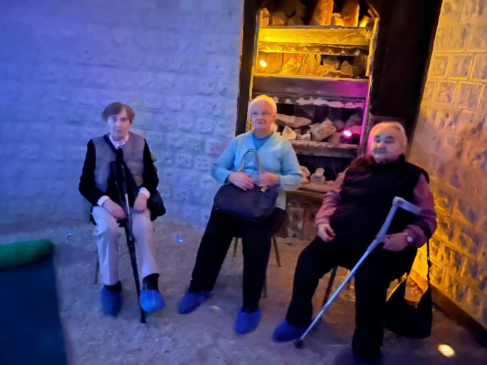 Na zdjęciu znajdują się Uczestniczki korzystające z seansu w grocie solnej.